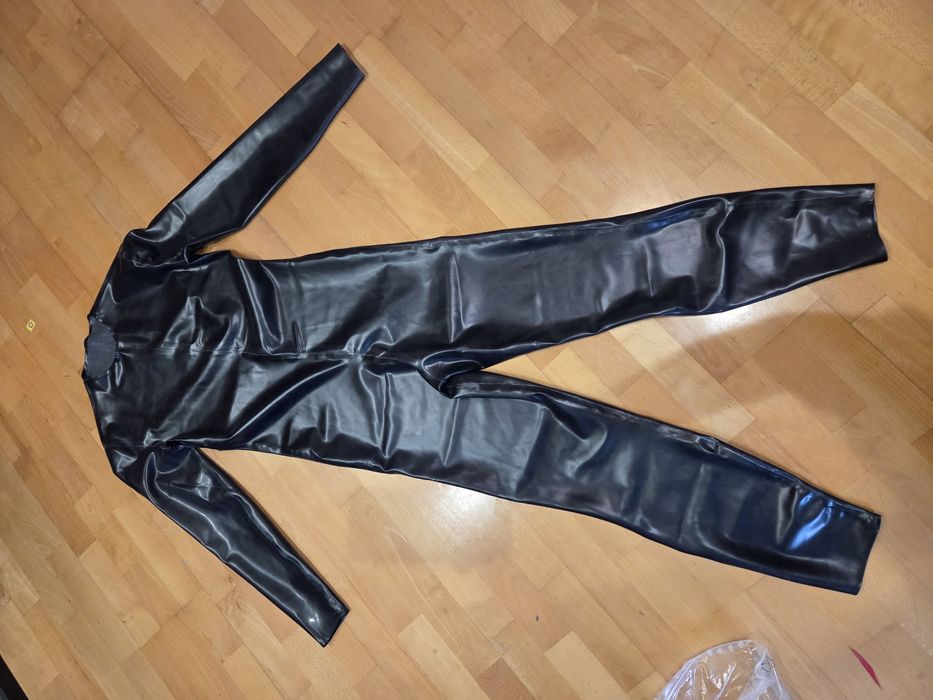 Kombinezon unisex obcisły czarny neckentry