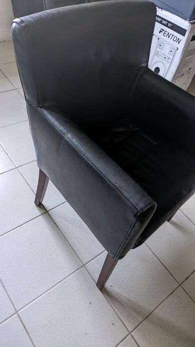 Cadeirão estofado em pele sintética preta.
Ca