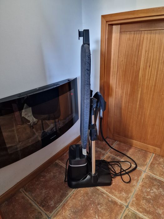 Ferro de engomar vertical. ROWENTA