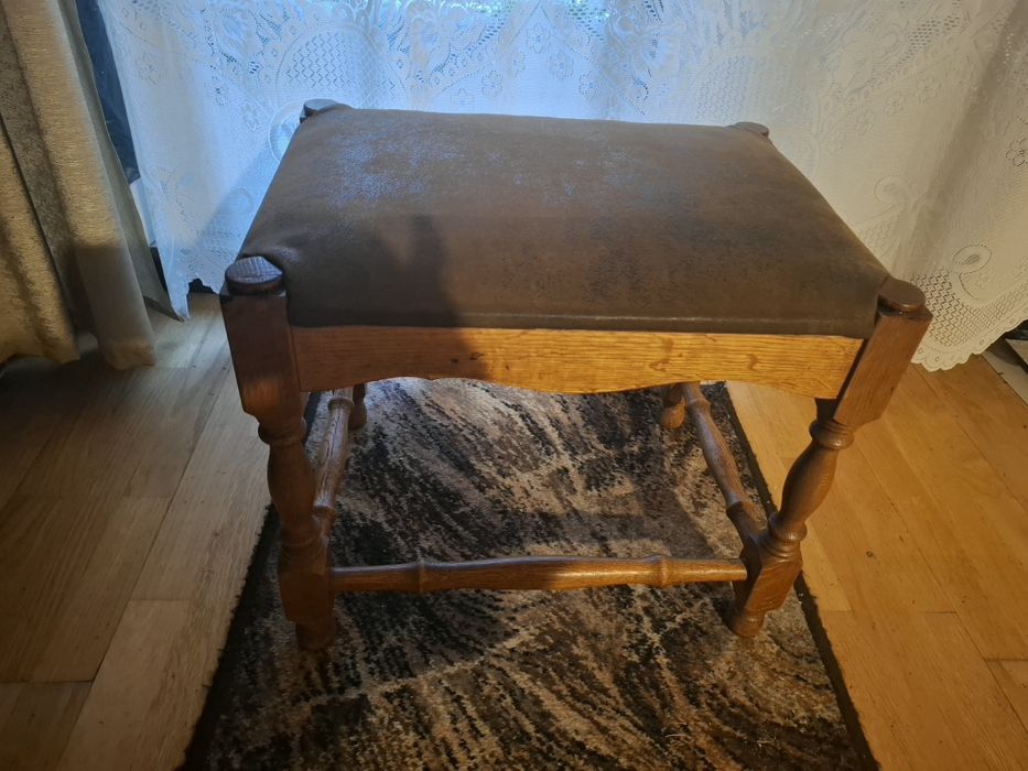 Taboret dębowy tapicerka brąz