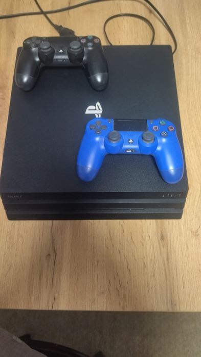 Sony PS 4 Pro 1 tb .