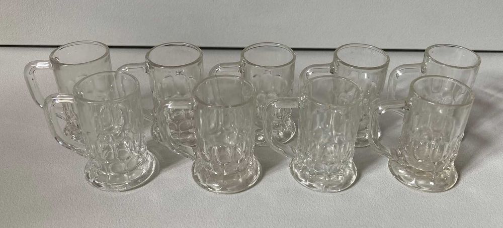 Conjunto de 9 Canecas Miniatura Antigas para Bebidas Espirituosas ou Café