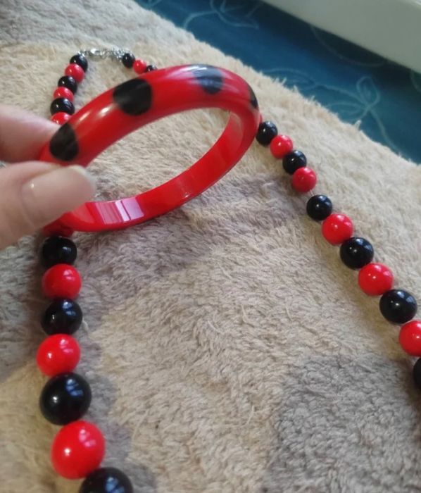 Conjunto colar e pulseira vermelho e preto