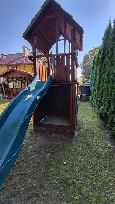 Domek drewniany ze zjeżdżalnią