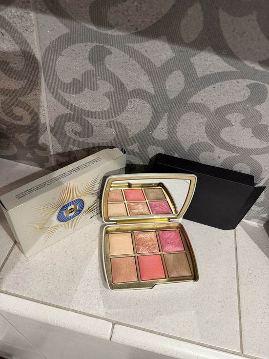 Hourglass paleta Evil Eye