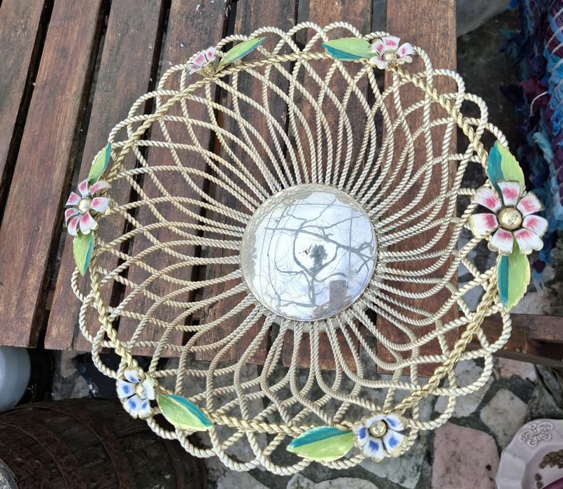 Cesto em metal.  Decoração.