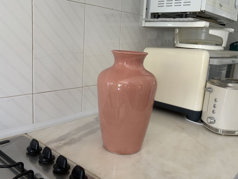 Jarra decorativa rosa em cerâmica