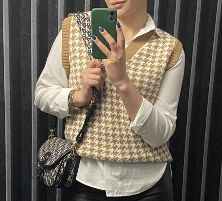 Теплий вʼязаний жилет в клітинку