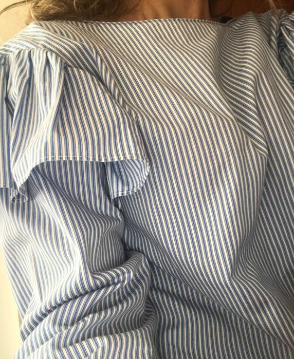 Blusa Zara, riscas, com folhos ombros e decote em V nas costas