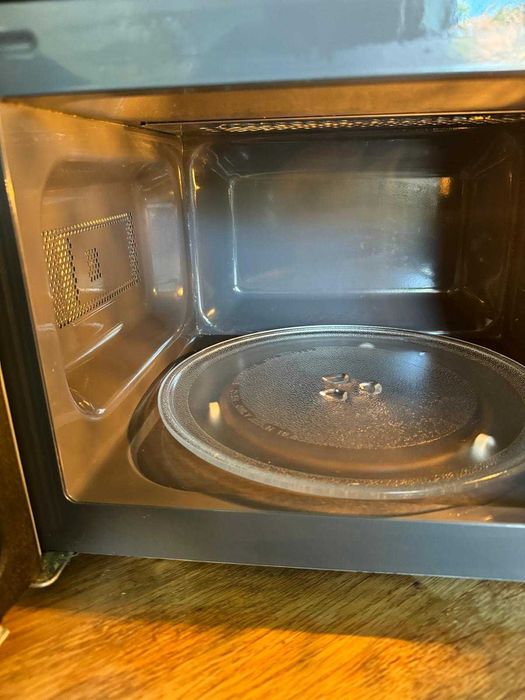 Microondas Sharp 20L com grill em muito bom estado.