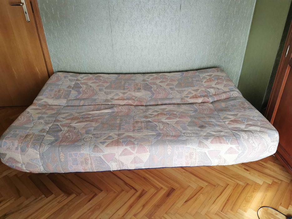 Sofa rozkładana z pojemnikiem