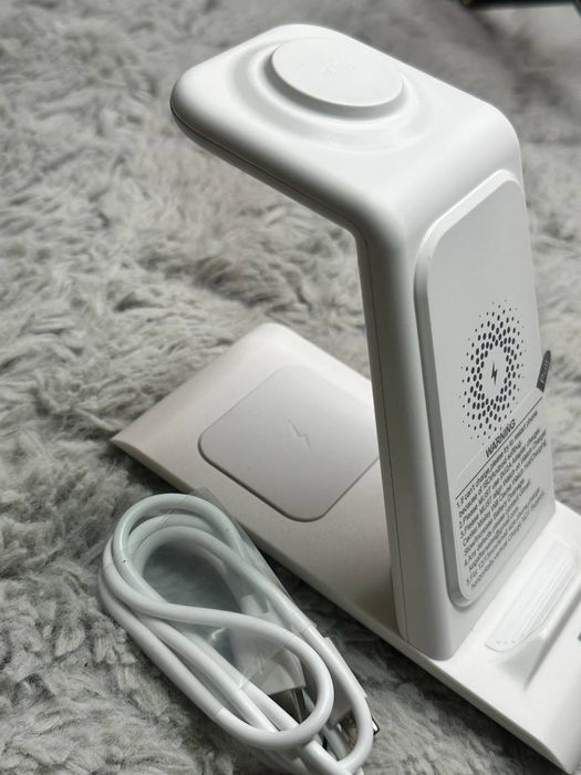 Бездротова зарядна станція для телефонів, наушників та годиника