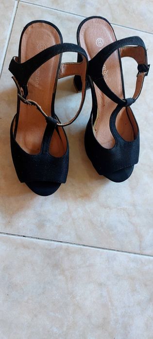 Sandálias salto preto