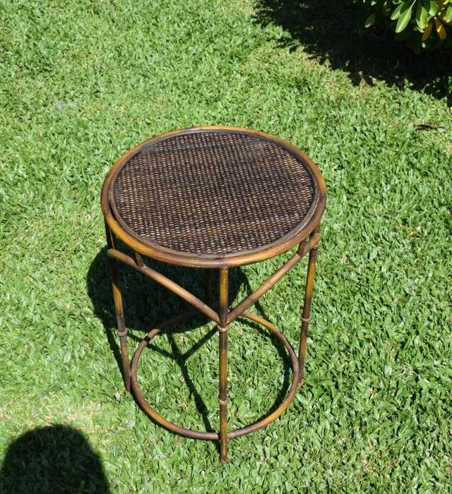 Mesa de apoio metálica e tampo em vime, feita na Tailândia