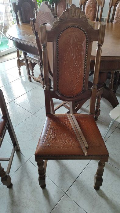 Mesa de madeira extensível com cadeiras