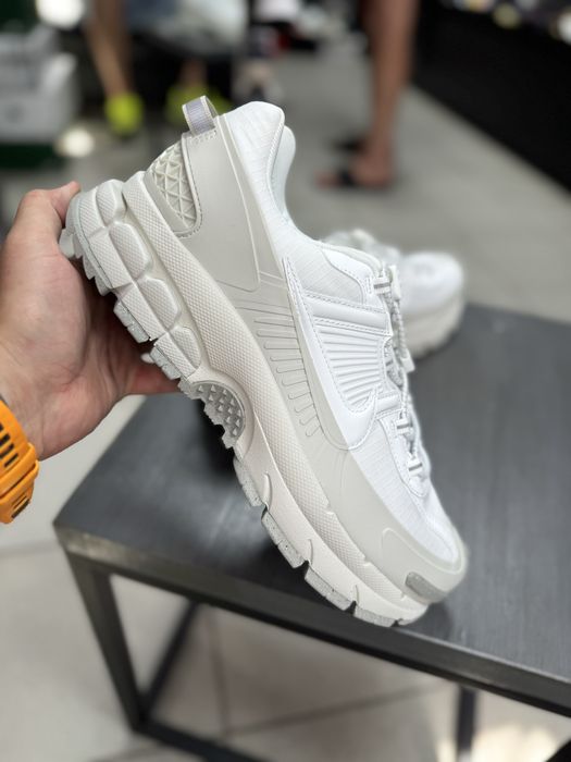 Кросівки Nike Zoom Vomero Roam HV5951-100
