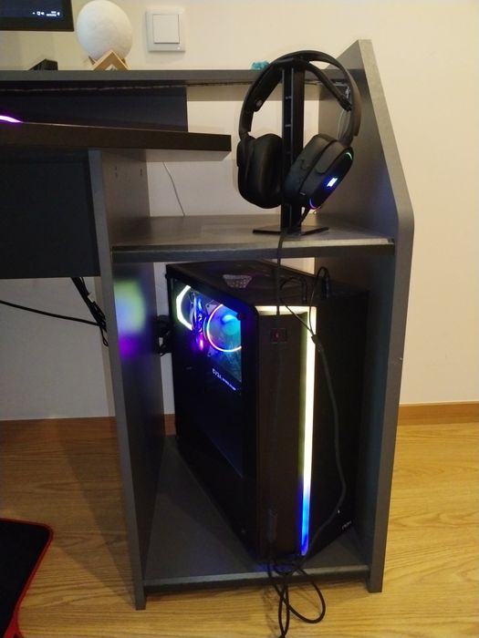 Computador gaming completo pronto a usar (usado) com mobiliário