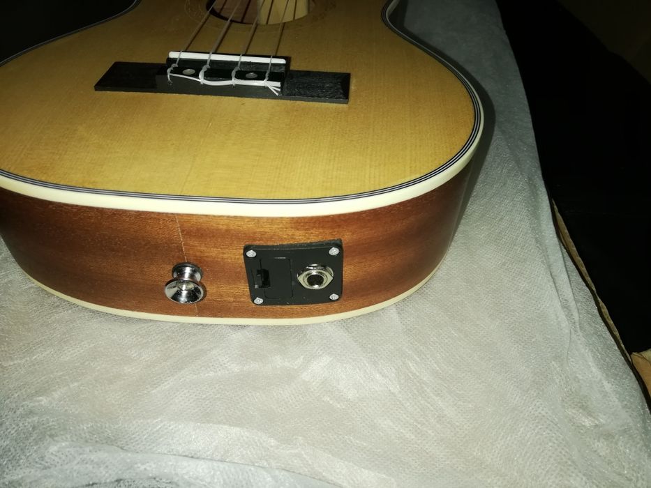 Ukulele tenor elétrico novo