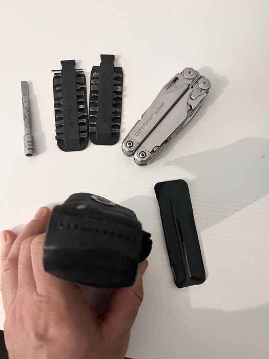 Multitool Leathermann Surge z dodatkami