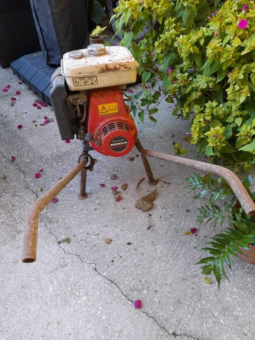 Conjunto de arados antigos e instrumentos agrícolas