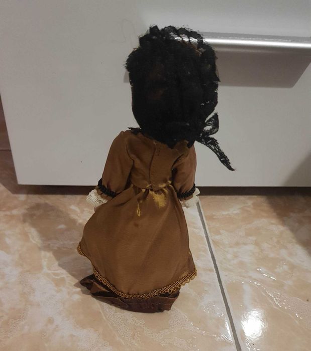 Dama de Época em porcelana Ana Ozores