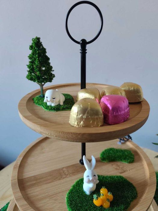 Drewniana etażerka cukernica figurki wielkanoc króliki zające jajka