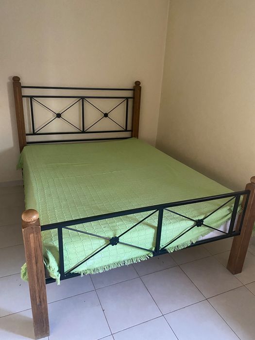 Em bom estado ,cama ,roupeiro,mesas de cabeceira,cómoda !