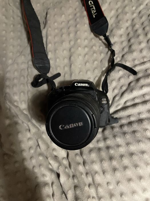 Дзеркальна камера Canon 600d