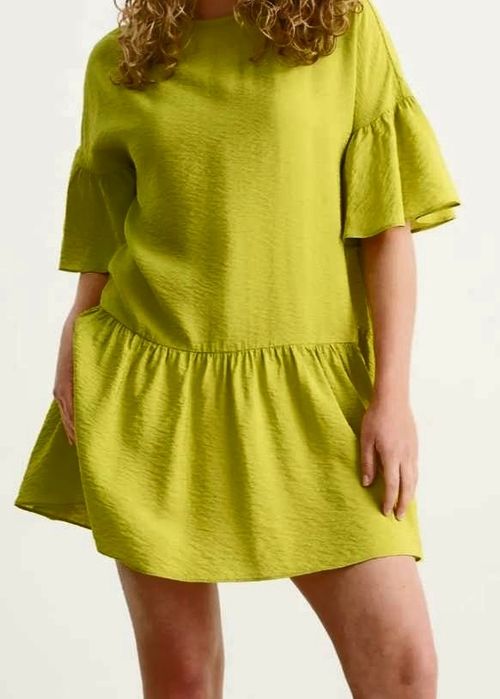 Ładna sukienka z falbaną