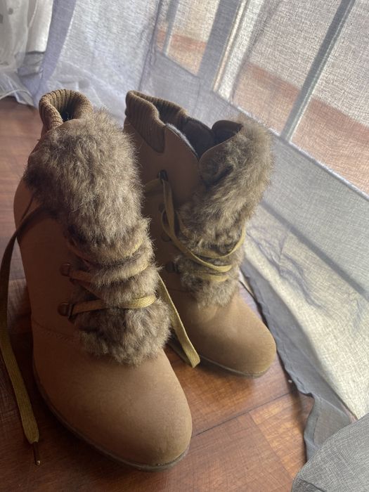 sapatos altos com pelo