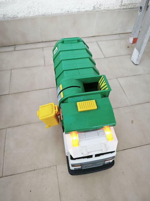 Camião do lixo reciclagem a pilhas e betoneira