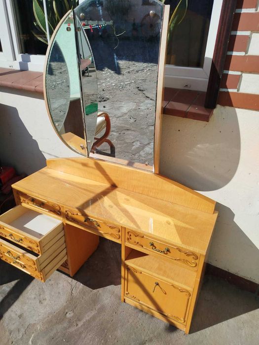 Toaletka, sprzedam, polecam, szerokość 120 cm, wysokość maksymalna 160 cm, szerokość lustra 90 cm