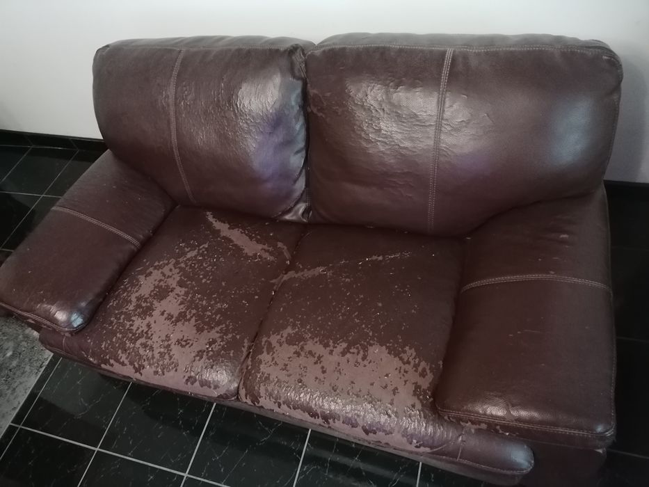 Vendo sofá de 2 lugares em pele de boa qualidade , precisa ser forrado ou utilizar uma coberta