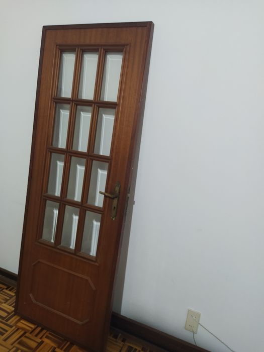 Porta de madeira com vidros e dobradiças