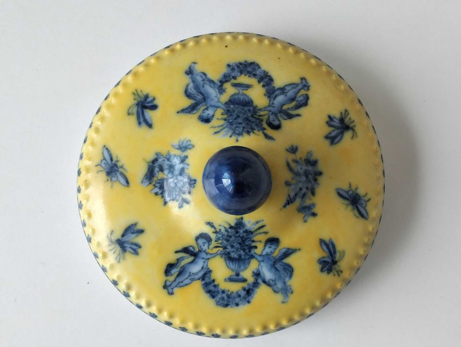 Pote com tampa e pegas laterais, China