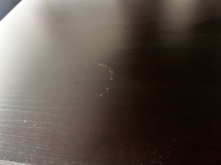 Mesa de jantar com marcas de uso
