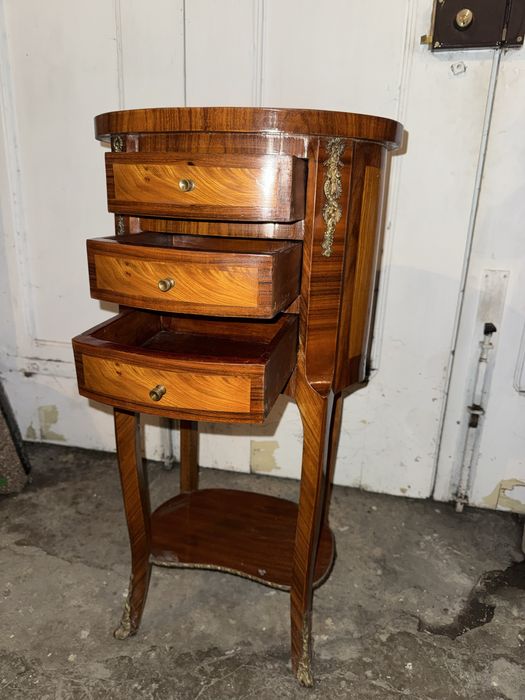 Mesa auxiliar com gavetas