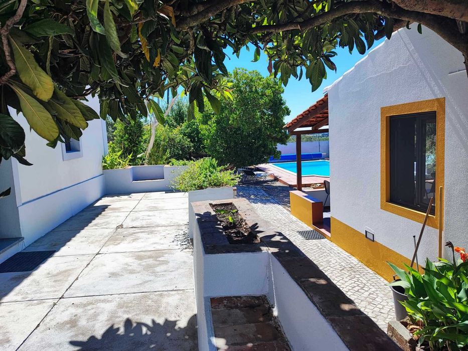 Casa rústica com uso exclusivo de piscina, que aceita animais