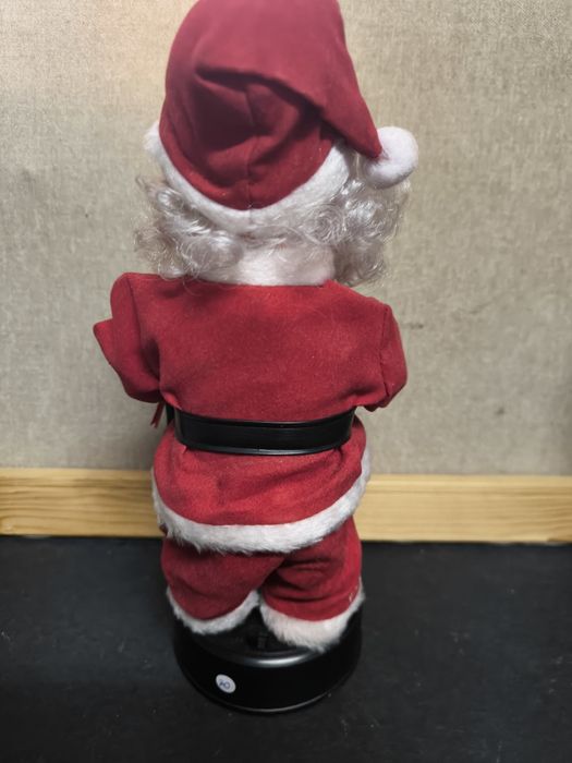 Pai Natal com candeeiro e saco de presentes com música.
Figura decorat