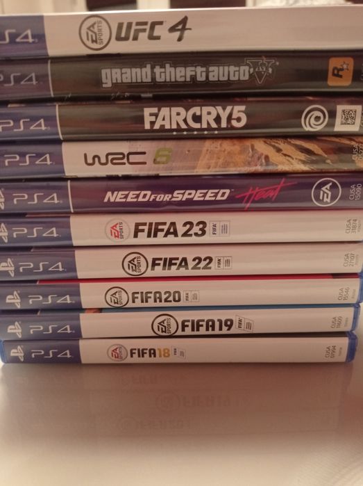 Konsola Sony PlayStation 4 + Zestaw gier za darmo + 2 pady