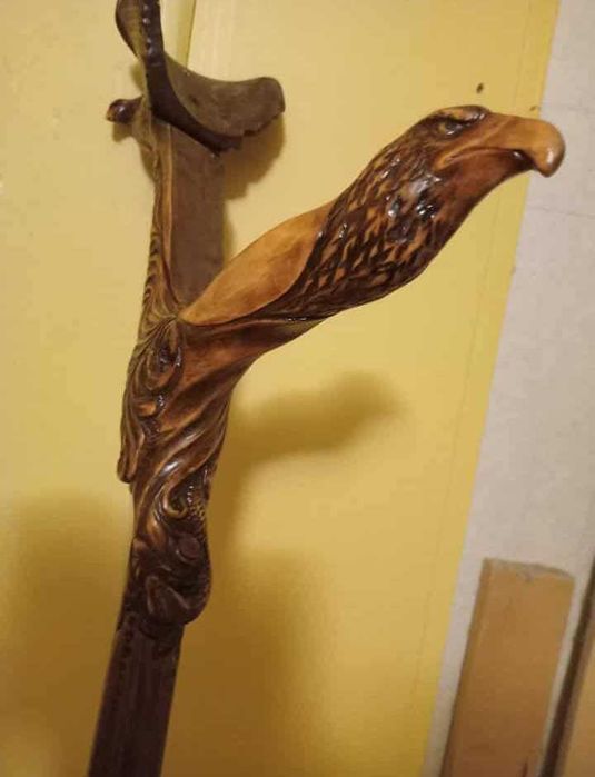 Ręcznie rzeźbiona drewniana laska