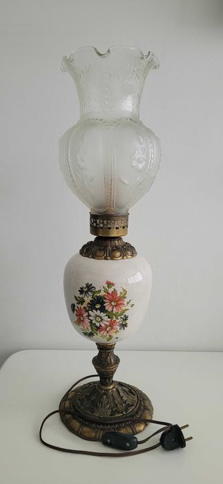 Efektowna lampa stołowa