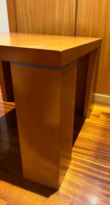 Mesa de canto em madeira maciça 70x70