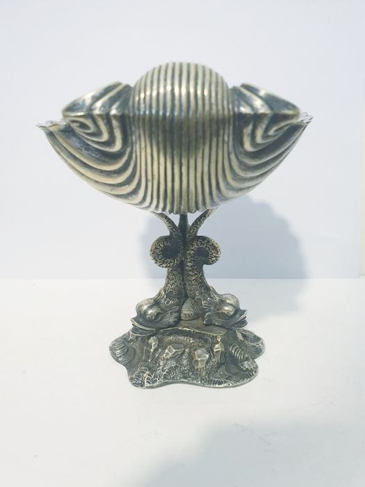 Magnífica taça concha com pé alto com peixes prateada - William Hutton