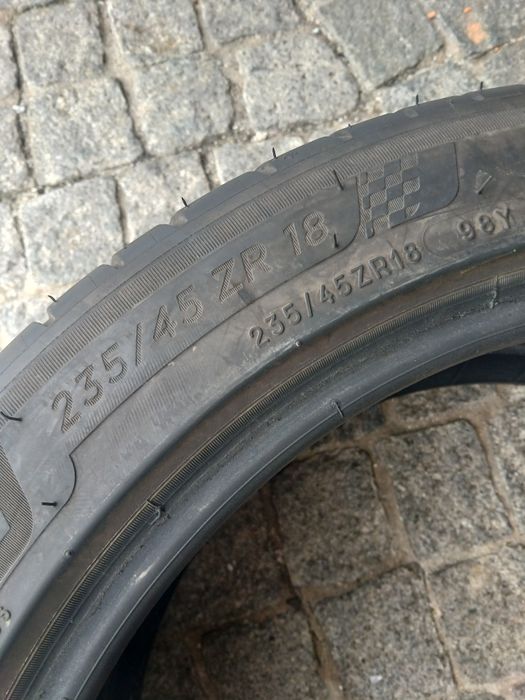 2 pneus 235 45 r18 Michelin  tesla T0