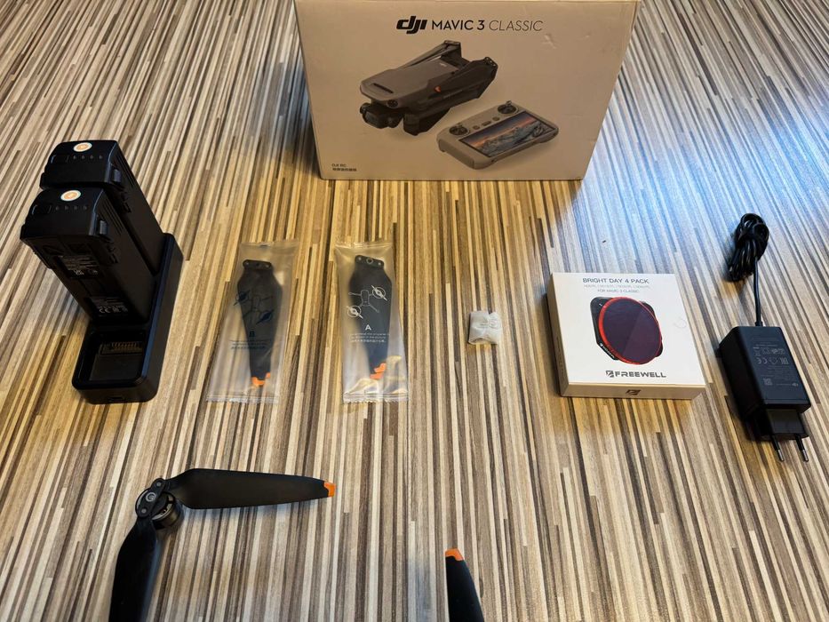 Dron DJI Mavic 3 Classic z akcesoriami.