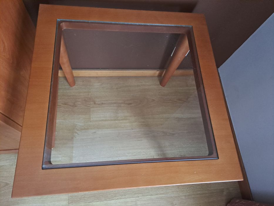 Mesa quadrada com tampo de vidro
