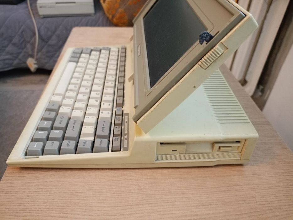 Toshiba T1000 laptop