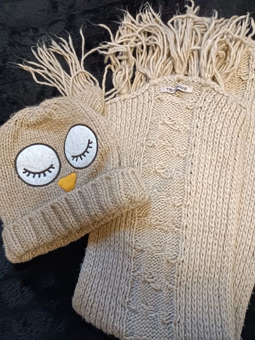 В'язана шапка на дівчинку з шарфом