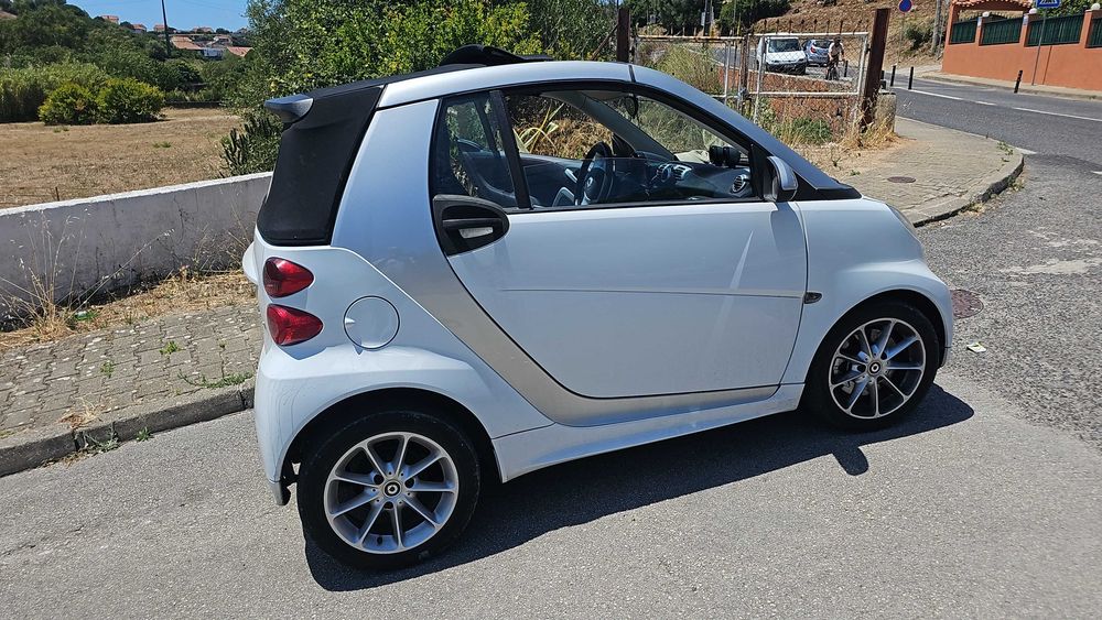 Smart cabrio de 2013 com 103.800 mil kms branco...carro esta impecável e importado...capota a trabalhar mt bem..